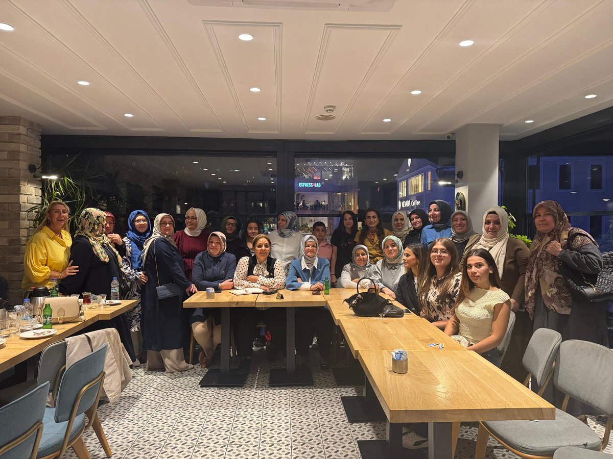 Genel Merkez Dış İlişkiler Birim Başkanımız <a href="/meryemgoka/">Meryem Göka</a> ve MKYK Üyemiz, İstanbul İl Koordinatörümüz <a href="/BerrinAydn/">BERRİN AYDIN</a>; ilçelerimizde Mahalle Başkanlarımızla bir araya gelerek istişarelerde bulundular.

Teşkilatımızın gücü, sahada milletimizle buluştuğunda daha da güçleniyor. Birlik ve