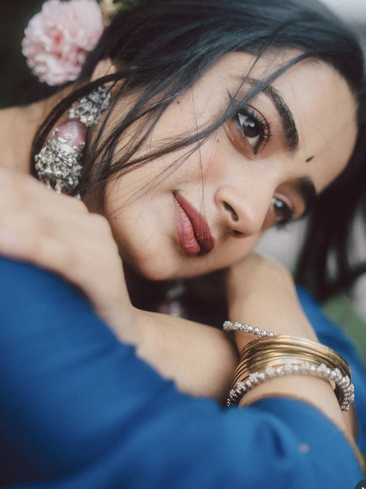 दिल की तमन्नाओं का क्या करे
ये दिल तो बस तुझसे वफ़ा करे
तेरे बिना ये जहाँ अधूरा
सिर्फ तेरी ही आरज़ू किया करे
रात के सन्नाटे में जब भी
तेरी याद दिल मेरा सदा  करे
ग़म भी तुझसे जुड़ा है जैसे
तेरा हिज्र भी प्यार सा लगे
"सिया,को तुझसे मिली मोहब्बत
अब ये सफ़र तुझमें ही दफ़्न करे
#siya