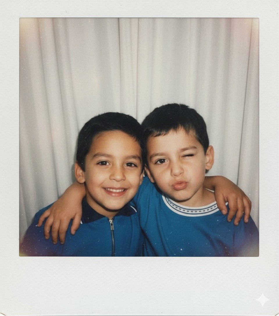 No quiero quedarme atrás, aquí va la foto con mi marido de niños.