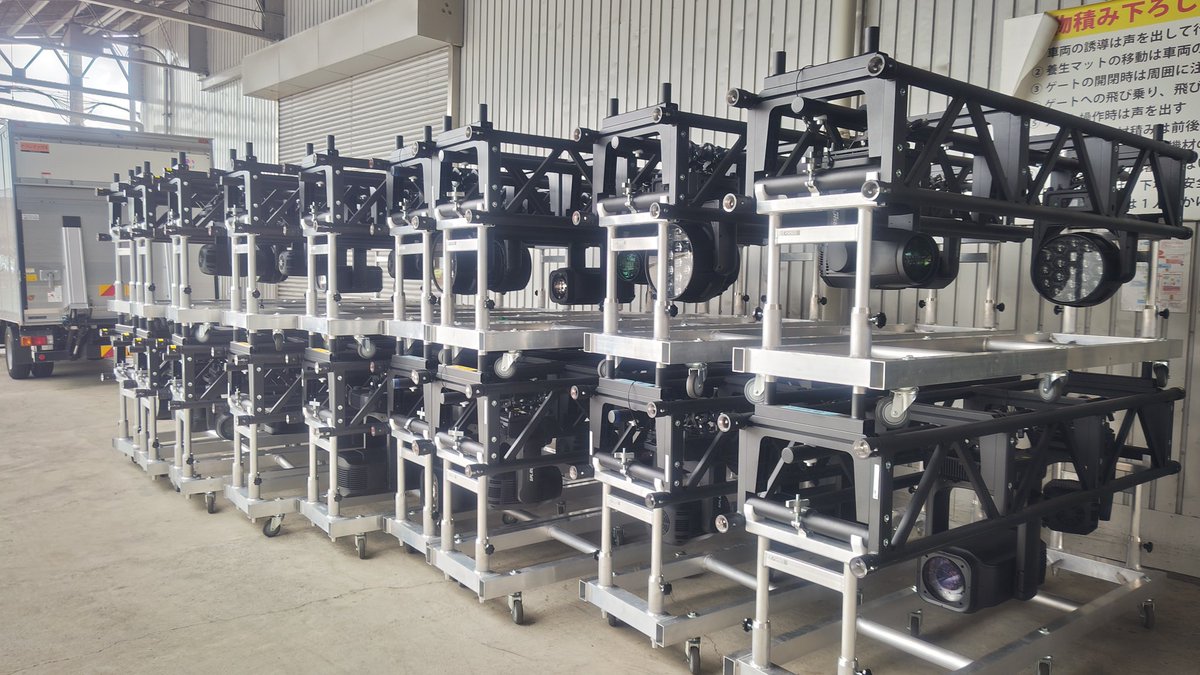 inc_engineer_2's tweet image. ツアー終わりでトラスが戻って来ました。
特に問題はなかったとのことでした。
仕込/バラシの負担軽減や時短という利点がある一方で、どうしても灯体が吊れない所があるので照明デザインの制約が出てしまう難点もあります。
その辺がうまくハマれば現場で使用するメリットはとても大きいと思います。