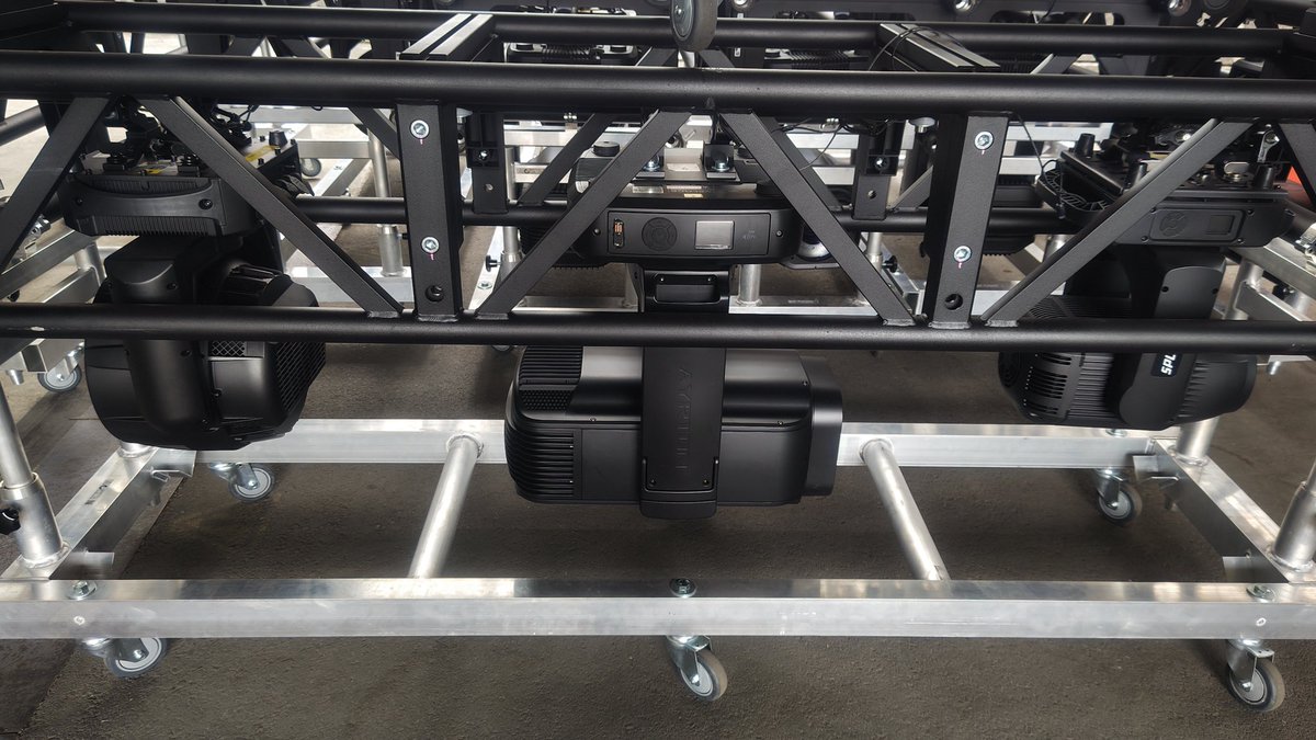 inc_engineer_2's tweet image. ツアー終わりでトラスが戻って来ました。
特に問題はなかったとのことでした。
仕込/バラシの負担軽減や時短という利点がある一方で、どうしても灯体が吊れない所があるので照明デザインの制約が出てしまう難点もあります。
その辺がうまくハマれば現場で使用するメリットはとても大きいと思います。