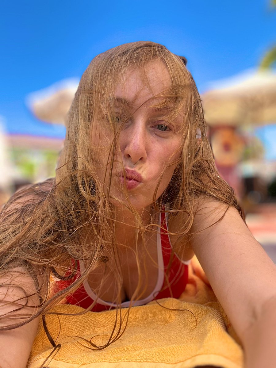 поплавала в море, поплавала в бассейне, полежу часик, потом пойду поем и снова полежу