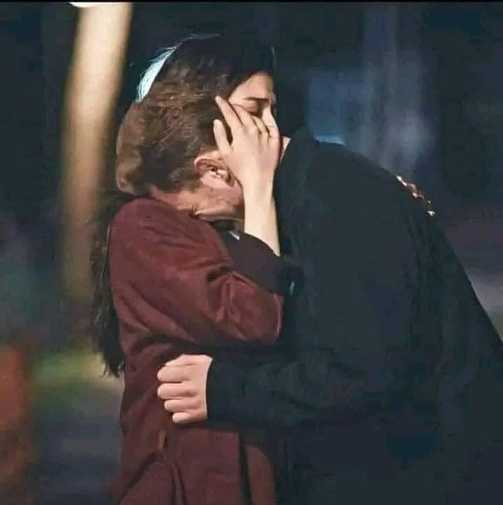 एक उदास कश्ती 
तुम्हारी नदी से दूर जाती है
एक उदास मांझी
मुड़कर किनारा देखता है
किनारे खड़े रहकर इश्क़ देखते हैं
इश्क़ बेबसी का नज़ारा देखता है ✍
❤