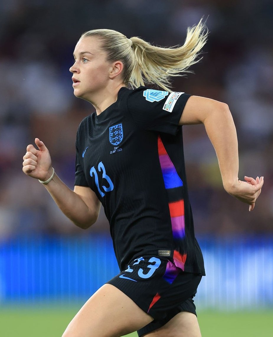 ✨️🟡 Ballon D'Or Nominee OTD No. 27: Alessia Russo

🥅 56 matches
⚽️ 25 goals
🅰️ 8 assists
🔝 33 G/A
🥇 WSL Top Scorer (12 goals)
🎖 PFA WSL Team of the Season
🎖 UWCL Team of the Tournament
🎖 Euros Team of the Tournament
🏆 UWCL
🏆 Euros