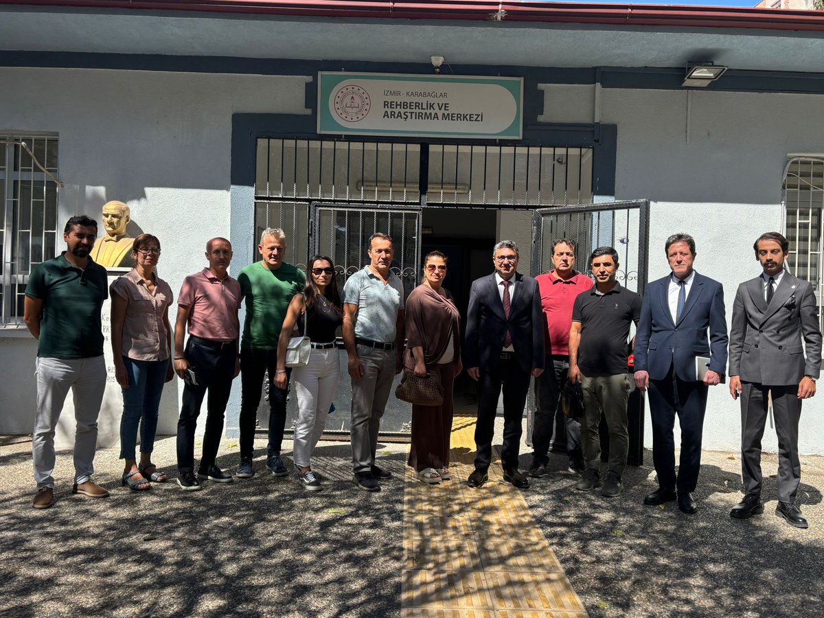 Öğrencilerimizin okul kültürüne uyumlarını artırmak ve sosyal etkinlikleri zenginleştirme çalışmaları kapsamında, İlçe Millî Eğitim Müdürümüzün başkanlığında, Mesleki Eğitim Merkezi Müdürü, RAM Müdürü ve rehber öğretmenlerin katılımıyla istişare toplantısı gerçekleştirildi.