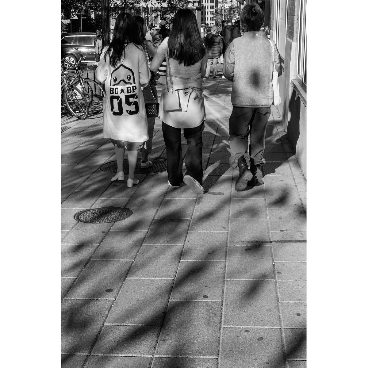 #Montreal #streetphoto with tree shadows📷😊
 
Scène de rue de #Montréal avec ombres d'arbres👋☮️
 
louiseverdonephotos.ca🇨🇦
 
#streetphotography #urbanphotography #blackandwhitephotography #monochromephotography #bnwphotography #Photography #BW_streetphotography