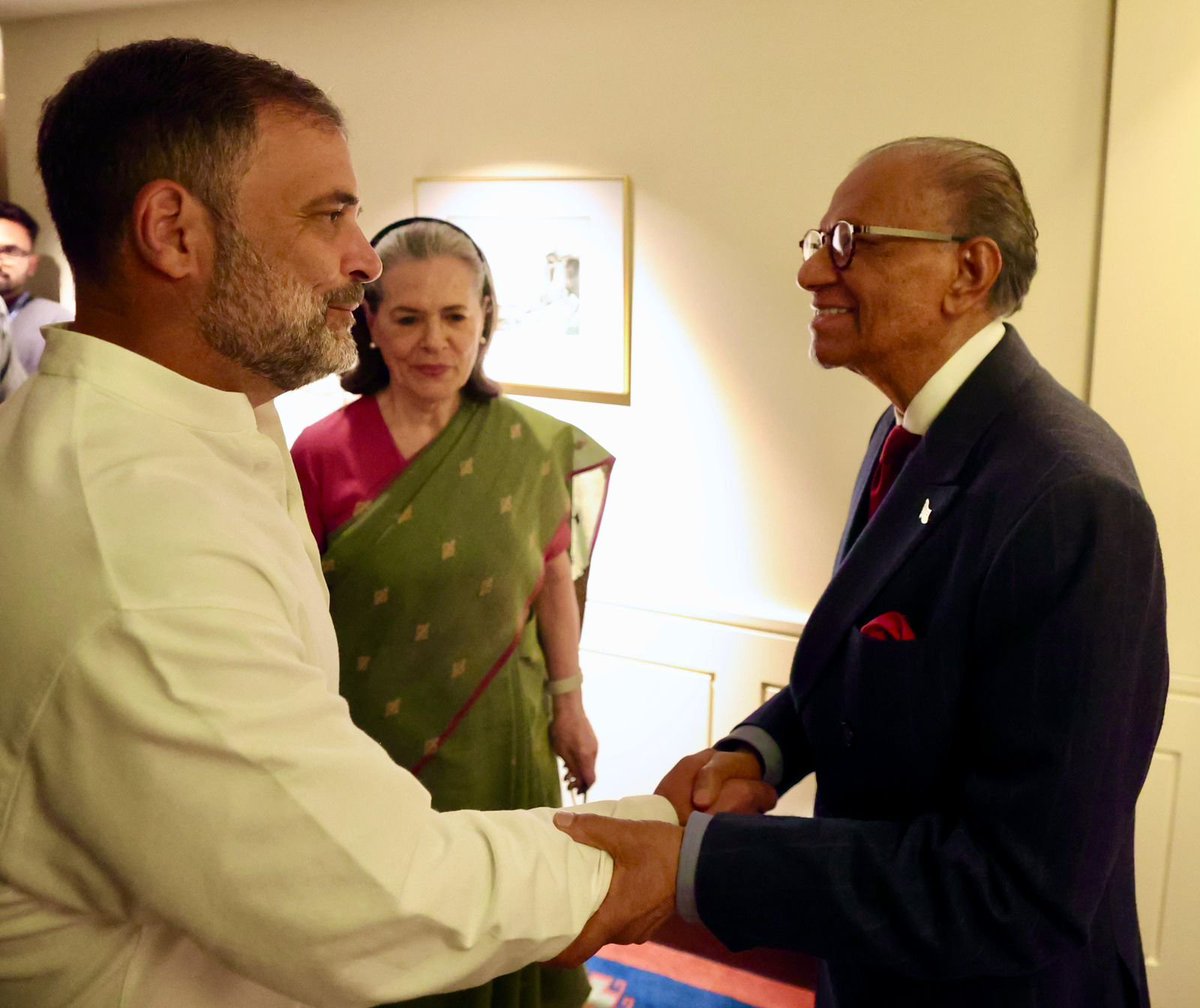 மொரீஷியஸ் பிரதமர் டாக்டர் 
நவீன்சந்திர ராம்குலாம், காங்கிரஸ் கட்சியின் நாடாளுமன்ற தலைவி சோனியா காந்தியையும், எதிர்க்கட்சி தலைவர் ராகுல் காந்தியையும் சந்தித்து பேசினார்