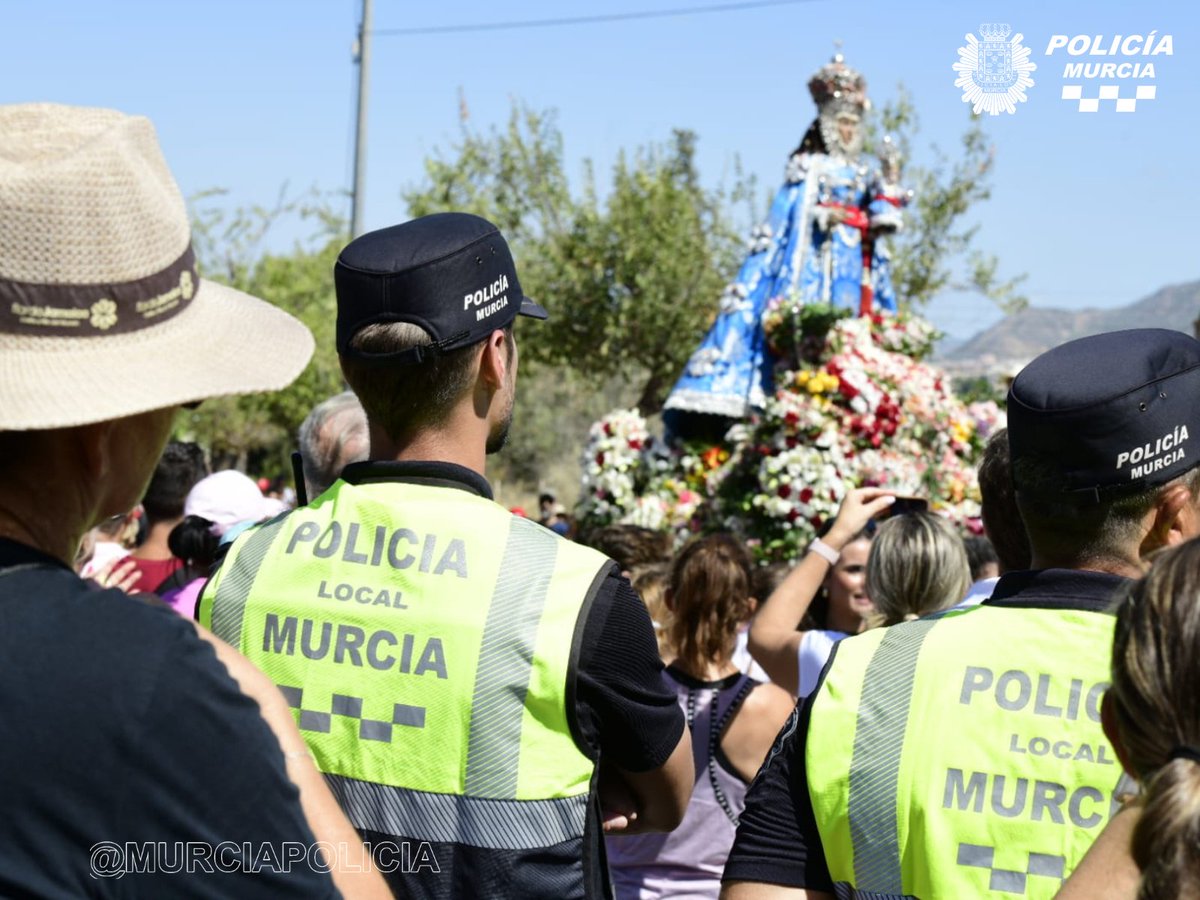 La Virgen de la Fuensanta inicia la subida de la escalinata hacia su Santuario.
#RomeriaMurcia2025