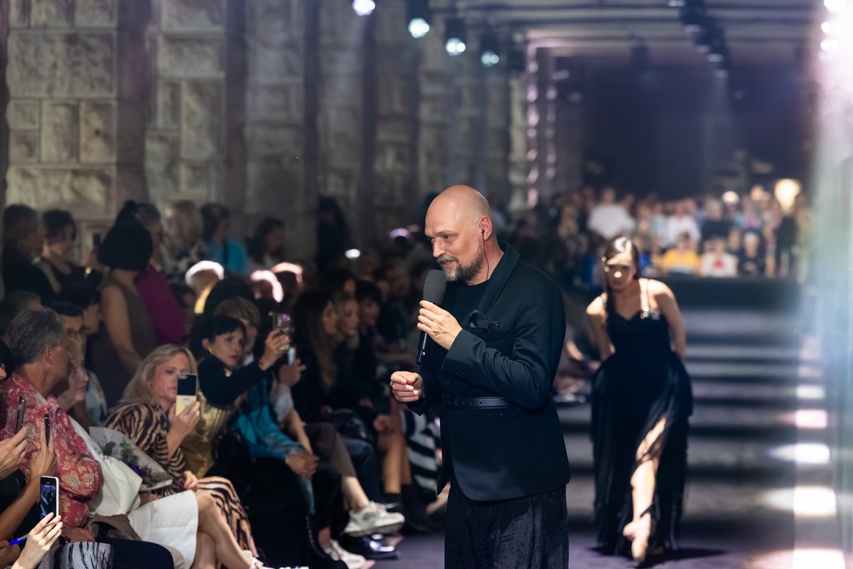 On September 13, Benedetti Life showcased its creations at the Nova Gorica City Hall. The event featured numerous guests, including Benko. Accompanied by MN Dance Company and Assija Sultanova, Benko performed A Moment's Song. The song was remodelled by Proteus Noir. 📷 Ana Rojc