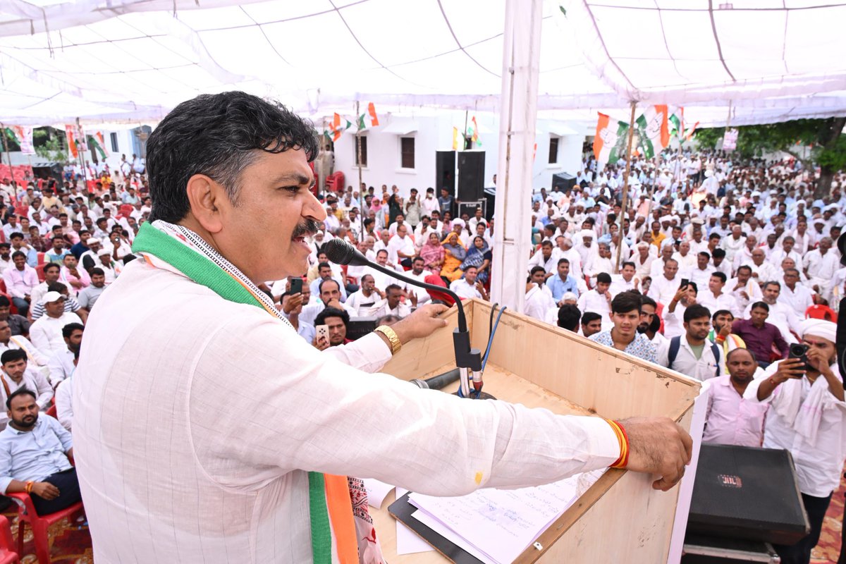 TikaRamJullyINC's tweet photo. लालसोट, दौसा में ‘वोट चोर–गद्दी छोड़’ हस्ताक्षर अभियान की शुरुआत कर जनसभा को संबोधित किया और लोकतंत्र को बचाने का संकल्प लिया।

लोकसभा में नेता प्रतिपक्ष आदरणीय श्री @RahulGandhi जी ने जिस साहस और ठोस तथ्यों के साथ ‘वोट चोरी’ का खुलासा किया है, उसने भाजपा की असलियत पूरे देश के सामने उजागर कर दी है। भाजपा ने जनता के विश्वास को तोड़ा, जनमत का अपमान किया और सत्ता पर काबिज हुई, यह लोकतंत्र का घोर अपमान है।

लालसोट की जनता आज भारी संख्या में उमड़ी और इस आंदोलन को ऐतिहासिक समर्थन दिया। लोगों ने हस्ताक्षर कर यह स्पष्ट संदेश दिया कि अब जनता जाग चुकी है। वह अपने वोट की ताक़त और संविधान की गरिमा की रक्षा के लिए एकजुट होकर खड़ी है। और अब पूरे दमख़म के साथ आवाज़ गूंज रही है  "वोट चोरों, गद्दी छोड़ो!"

#TRJ | #TikaramJully | #LOPRajasthan | #Congress | #Rajasthan | #Alwar | #Lalsot | #Dausa