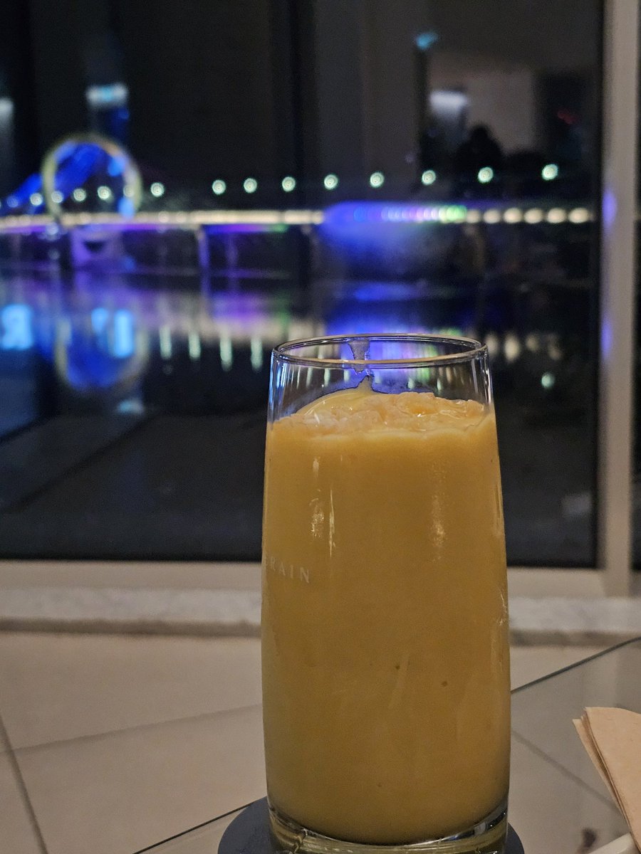 그가 먹으라는 망고주스 먹습니다 물론 스무디임