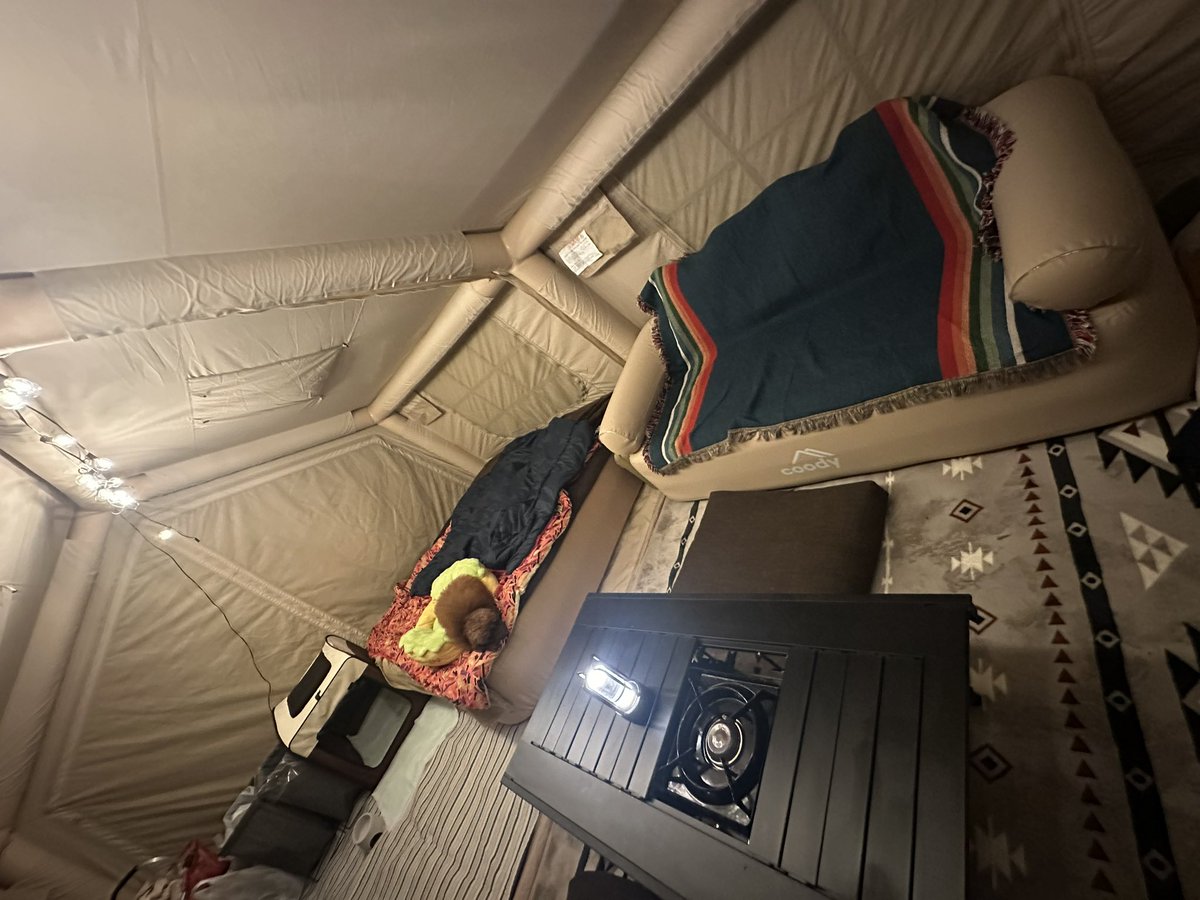 corallagoon0622's tweet photo. キャンプでエアテント新幕🏕️

coodyファミリア　重量はなんと55kg
でも快適　
ワンコ連れには最高な空間でした♪ https://t.co/qCZmVAA8wZ