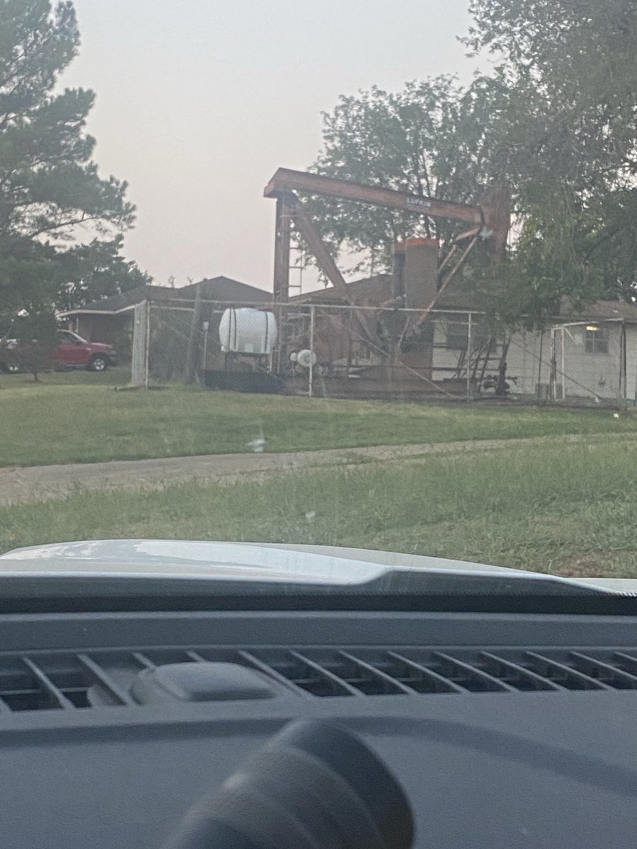 Pumpjacks in some of our front yards here in #Ok