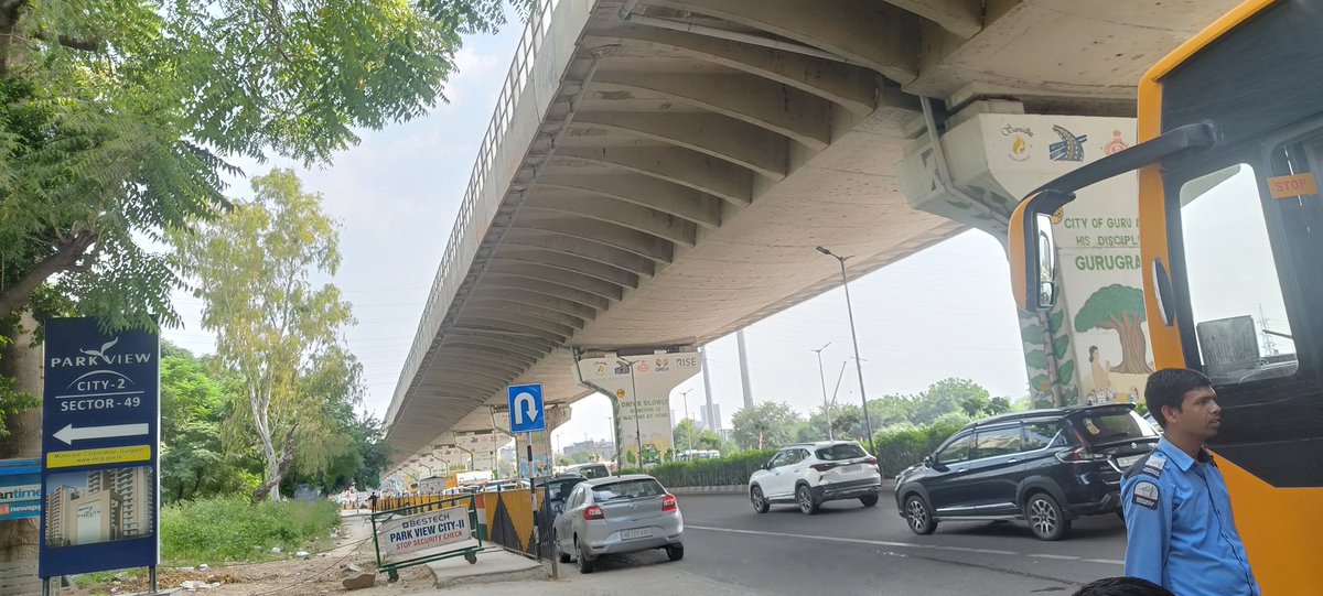 NehaM_12's tweet photo. @TrafficGGM -the convenient parking system allowed by you, forces school buses to stop on the main road, block entire traffic &amp; also unsafe for kids. Why are > 50 cars always parked on this stretch? If it's completely legal, please mention &amp; I won't bother you further on this. https://t.co/H46oRV4DI2