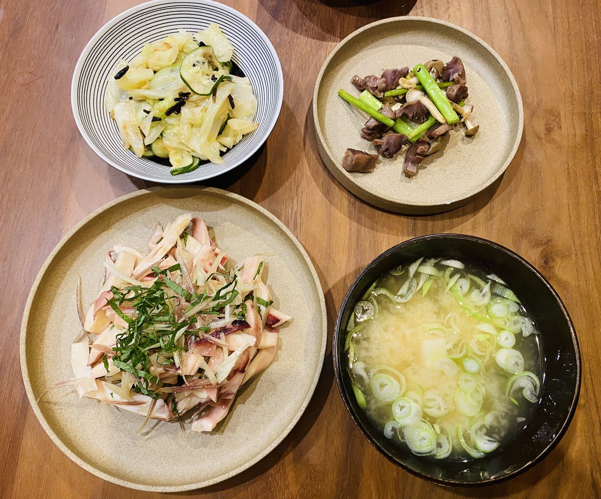 shimagaeri's tweet photo. 少し前の晩御飯ですが、
ボイルイカの香味和え(みょうが、大葉)
砂肝とにんにくの芽のガーリック炒め
ズッキーニとキャベツの塩昆布和え
豆腐の味噌汁
です🦑
みょうがも大好きです☺️
#おうちごはん https://t.co/aHlEXZx01P