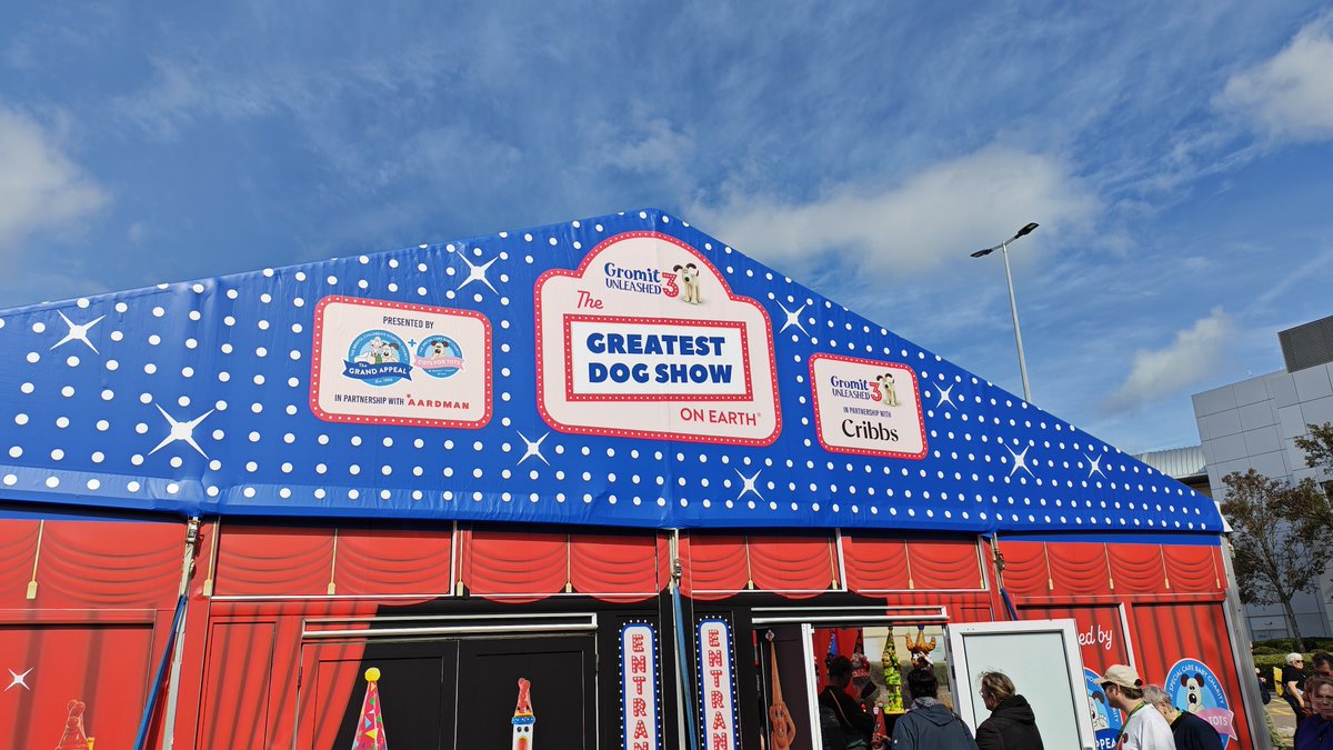 shahanshahan's tweet photo. When you couldn't be bothered to do the Gromit trail over the summer &amp; waited until they were all under one roof!

Great to pop over to The Greatest Dog Show on Earth 3 Exhibition during my lunch break...

#GromitUnleashed3 #GU3 https://t.co/SseRJHBC5f
