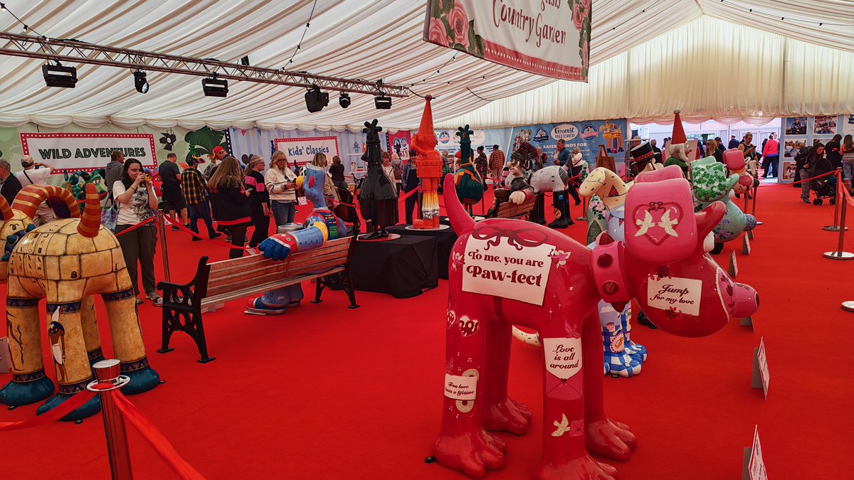 shahanshahan's tweet photo. When you couldn't be bothered to do the Gromit trail over the summer &amp; waited until they were all under one roof!

Great to pop over to The Greatest Dog Show on Earth 3 Exhibition during my lunch break...

#GromitUnleashed3 #GU3 https://t.co/SseRJHBC5f