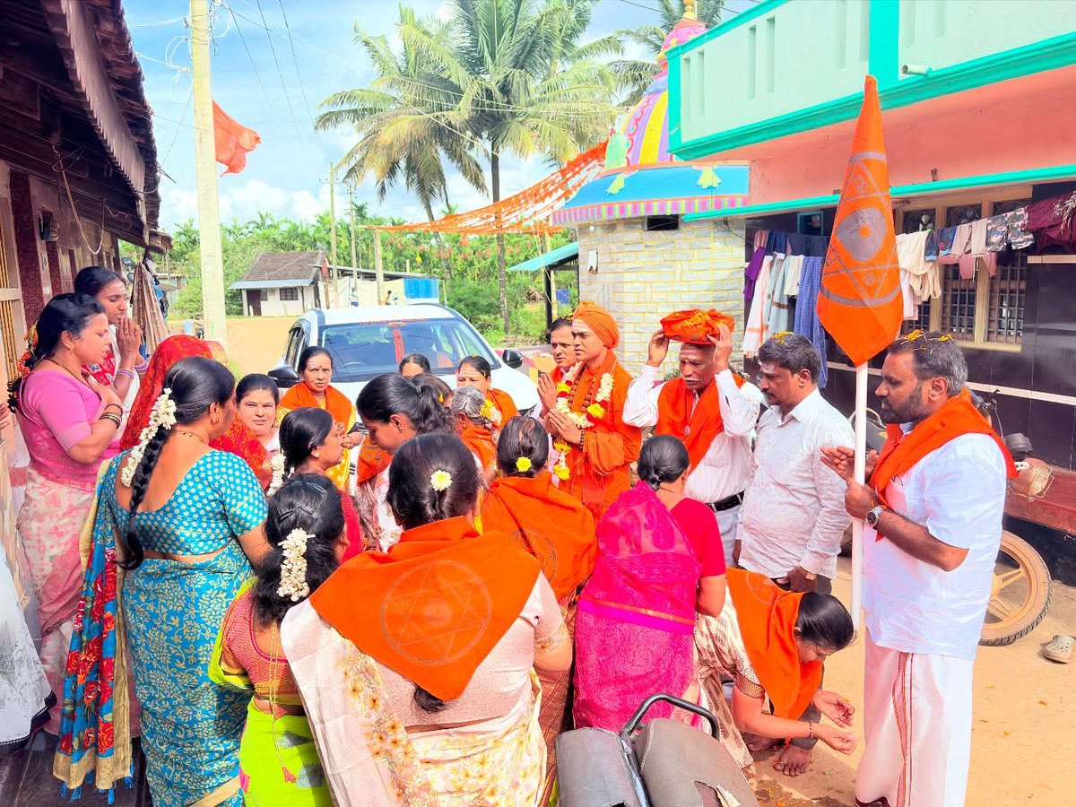 basavadala's tweet photo. 05-10-2025  ರಂದು ಬೆಂಗಳೂರಿನ ಅರಮನೆ ಮೈದಾನದಲ್ಲಿ ಜರುಗುವ “ಬಸವ ಸಂಸ್ಕೃತಿ ಅಭ���ಯಾನ” ಸಮಾವೇಶದ ಪ್ರಚಾರ ಕಾರ್ಯಕ್ರಮವು ಚಿಕ್ಕಮಗಳೂರಿನ ತರೀಕೆರೆ ತಾಲ್ಲೂಕಿನ ಹೊಸೂರಿನಲ್ಲಿ ಪರಮಪೂಜ್ಯ ಸದ್ಗುರು ಬಸವಯೋಗಿ ಸ್ವಾಮೀಜಿಯವರ ನೇತೃತ್ವದಲ್ಲಿ ಜರುಗಿತು.

#BasavaSamskrutiAbhiyana #trending #SamskrutikaNayakaBasavanna #Basavanna https://t.co/3yZviiXsh2