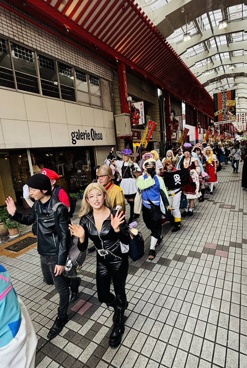 OSUcosplay's tweet photo. #OSUコス🏮
総勢100人のコスプレイヤーが大須商店街パレード✨
#あかせあかり さん、
#山田ルイ53世（#髭男爵）さん、WCS海外代表レイヤー、名古屋コスプレホストタウンPR隊も参加しました😊 https://t.co/Jt0nyYNNug
