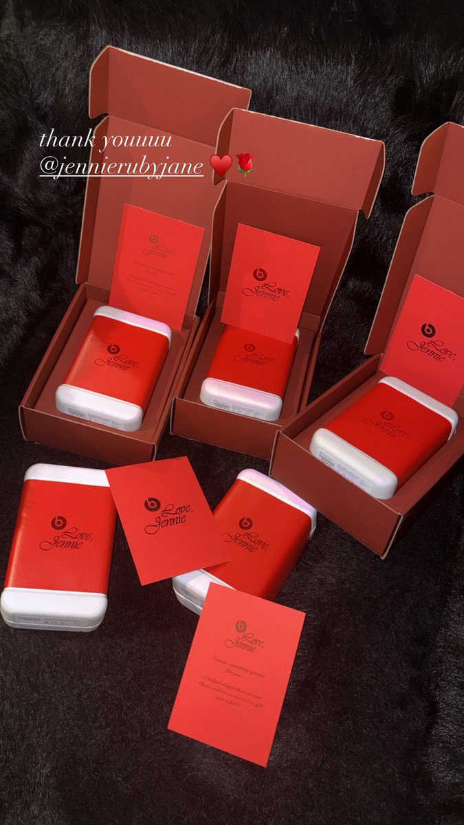 📸 AMAMOS!! MEOVV recebeu headphones Special Edition da Jennie.

#MEOVV #미야오 <a href="/OFFICIAL_MEOVV/">MEOVV</a> <a href="/jenniekimbrasil/">JENNIE KIM BRASIL</a>