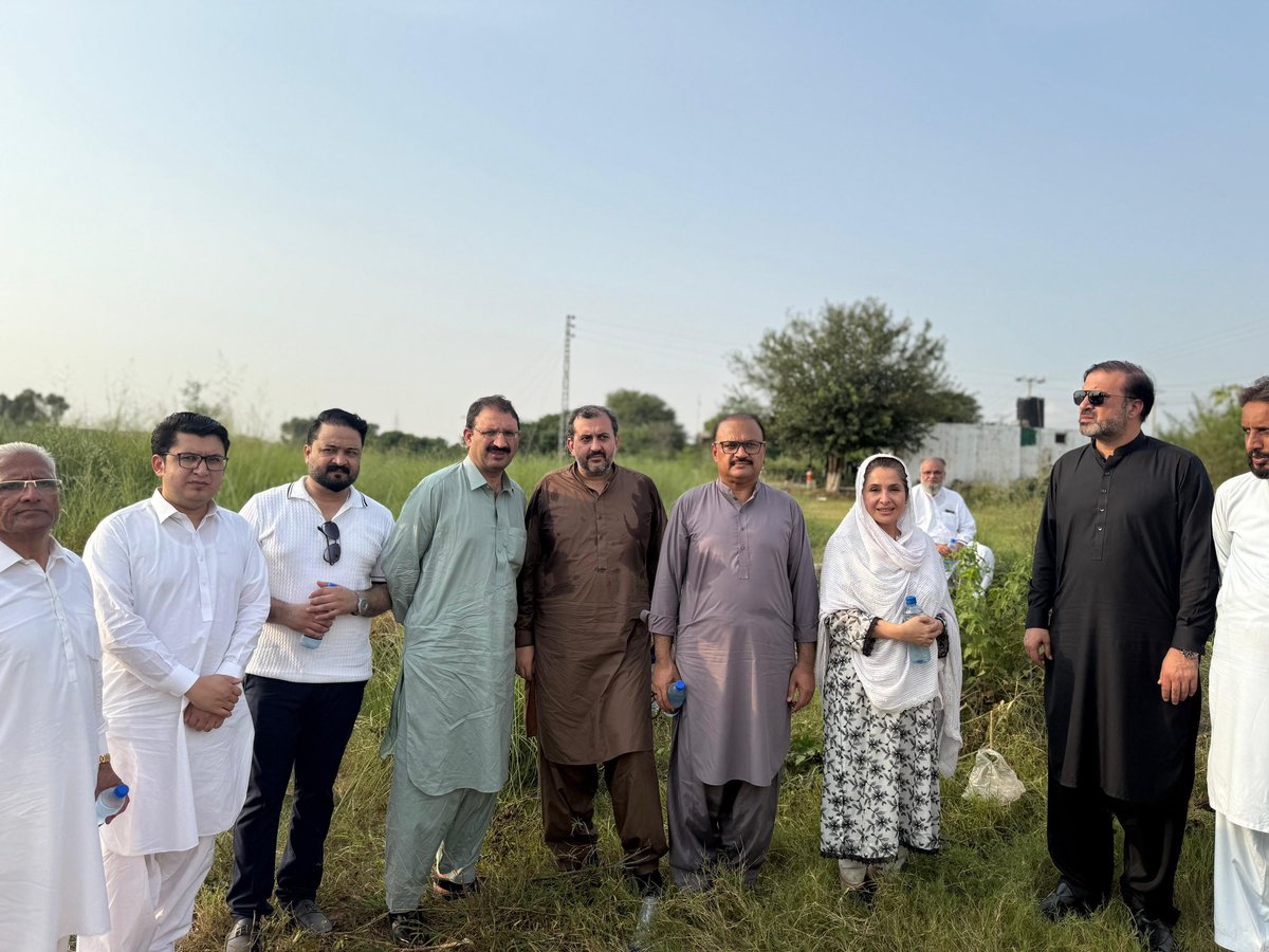 صوبائی صدر جنید اکبر خان ، مرکزی جنرل سیکرٹری سلمان اکرم راجہ ، ارکین قومی و صوبائی اسمبلی اور کارکنان کے ہمراہ اڈیالہ جیل کے باہر موجود۔