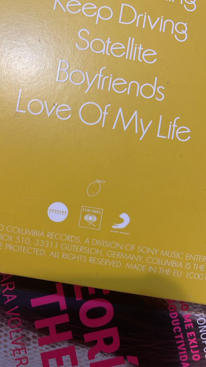 GVFCaleidoscope's tweet image. Just realized… Harry’s vinyl has a tiny lemon on it 🍋👀

Confirmed: the LT3 lemonade is chasing us all the way to the turntable 🎶✨

What’s next? A citrus-scented deluxe edition? 🤯

#LarryProof #LemonadeLT3 #EasterEgg