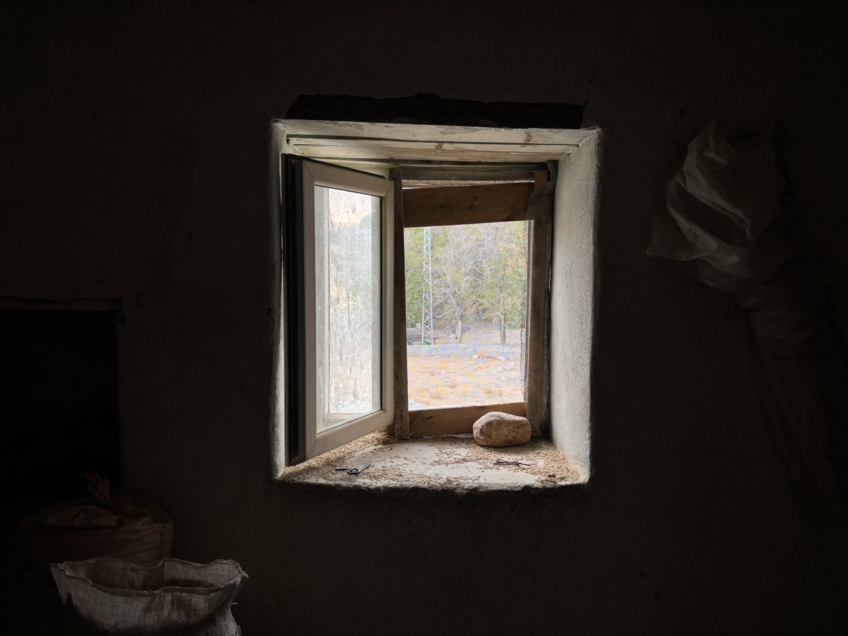 çocukluğum bu pencereden bakıyor bana.