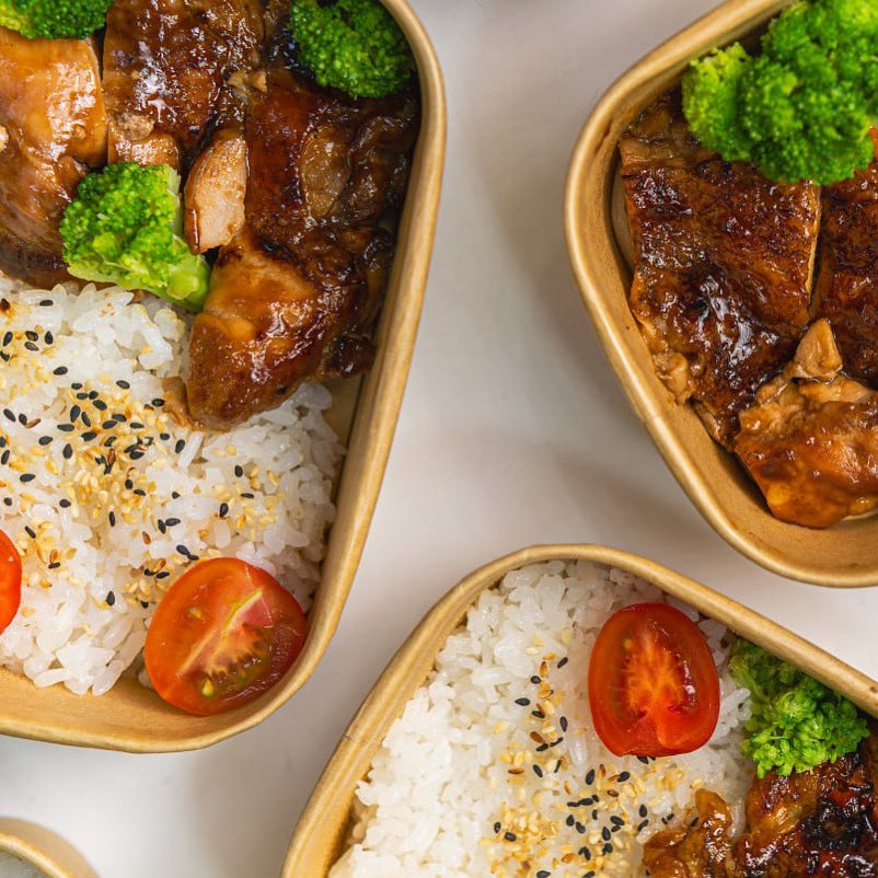 Боул с курицей - это не просто блюдо, а все везде и сразу. Немного овощей, немного риса, нежная курочка и вкус соуса терияки, который поднимет настроение даже в начале осени. 

Заказать отличное настроение можно в <a href="/FoodikalRS/">Foodikal</a>