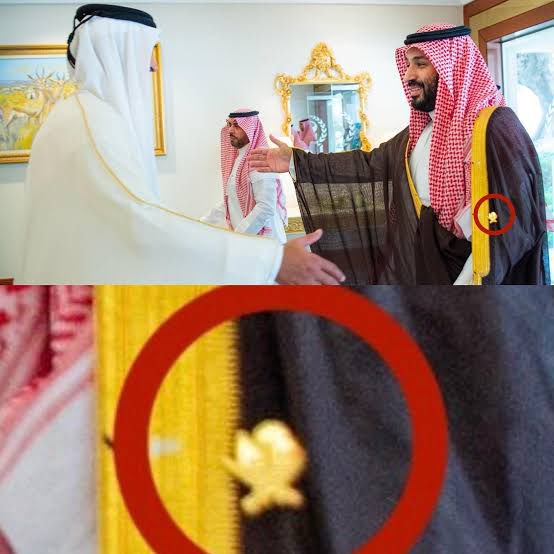 تداول واسع لصورة ولي العهد الأمير محمد بن سلمان مع الشيخ تميم وهو يرتدي شارة تحمل شعار دولة قطر 
—-