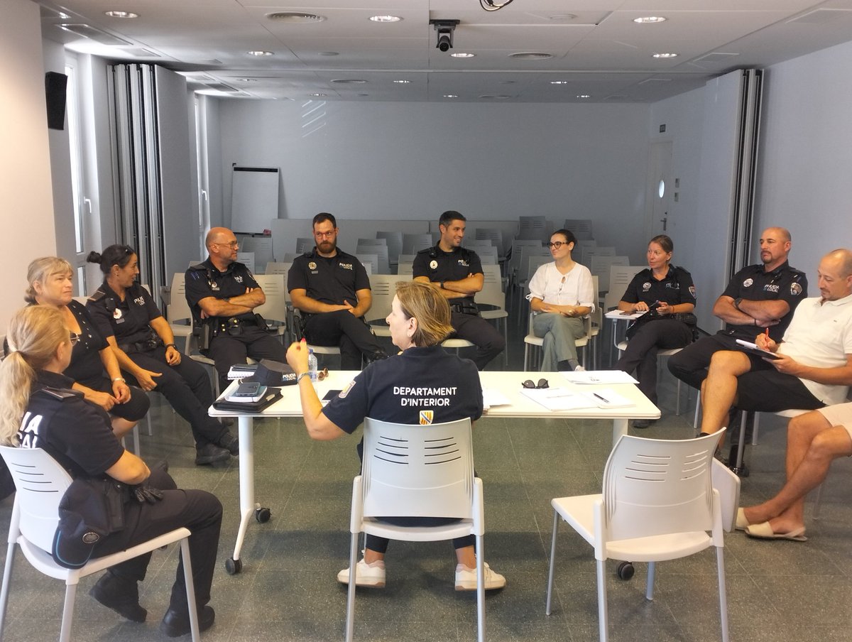 Primera reunión de coordinación de los policías tutores de Menorca para organizar el nuevo curso escolar.