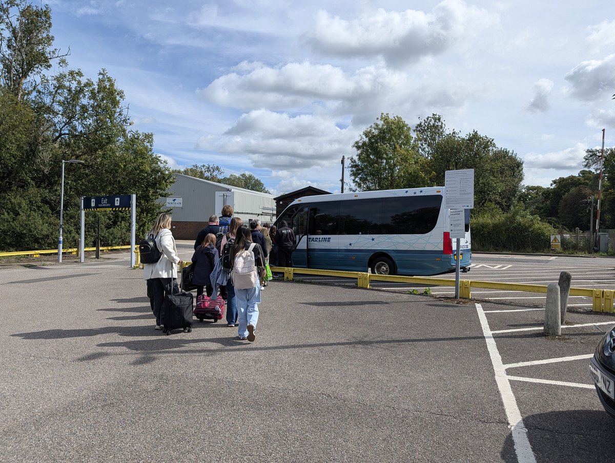 TonLinCommuters's tweet image. A quick trip to see family in Battle has unfortunately turned out not to be quick. A signal fault meant that @Se_Railway trains can&apos;t run towards Hastings, so a minibus from Etchingham it is. A pain, but credit to the driver and guard for updating us as best they could. ^KJ