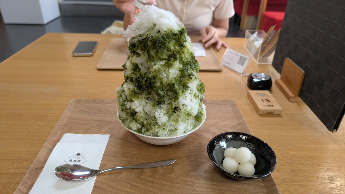夏が終わりかけて来たから急いでふわふわのかき氷食べてきた🍧
これでもハーフサイズ。500円安い。