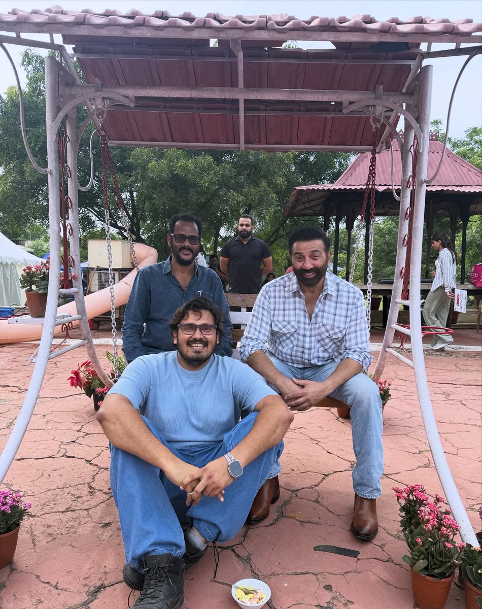 LegendDeols's tweet image. Charming #SunnyDeol with director #Padmakumar &amp;amp; executive producer on set of #Soorya 🔥🔥🔥