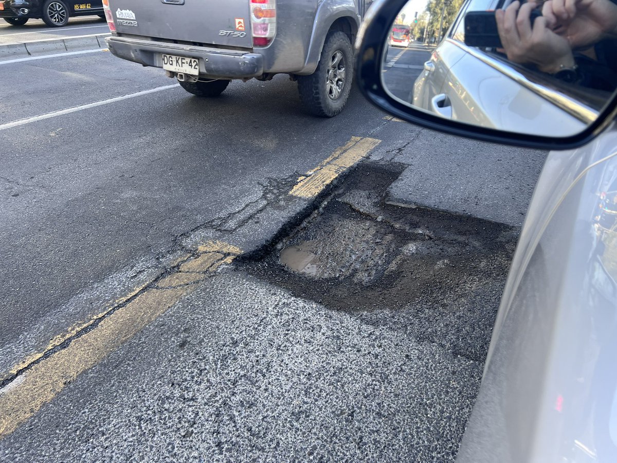 fdepujadas's tweet photo. Muchos *eventos* en #lascondes  que ya dejaron de ser pequeños baches en las calles. 

Hoy en mi recorrido habitual en auto pasé por 4 hoyos de magnitud considerable. 

Se requiere urgente la intervención de @Muni_LasCondes https://t.co/GADE1EtpsP