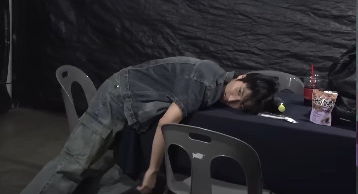 starceanhwa's tweet photo. ah yes bending over in plain sight https://t.co/BEp8U1qVvw