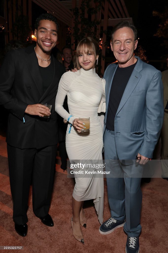 วันนั้นลิซ่าใส่เดรสยาวมาก แต่เบื้องหลังคือนางถกเดรสขึ้นแล้วเหยียบรถไปงานเอง โคตรเริ่ดอ่ะแม่ฉันน 55555555555555555555555555555 มาดามชีเริ่ดเลยล่ะ