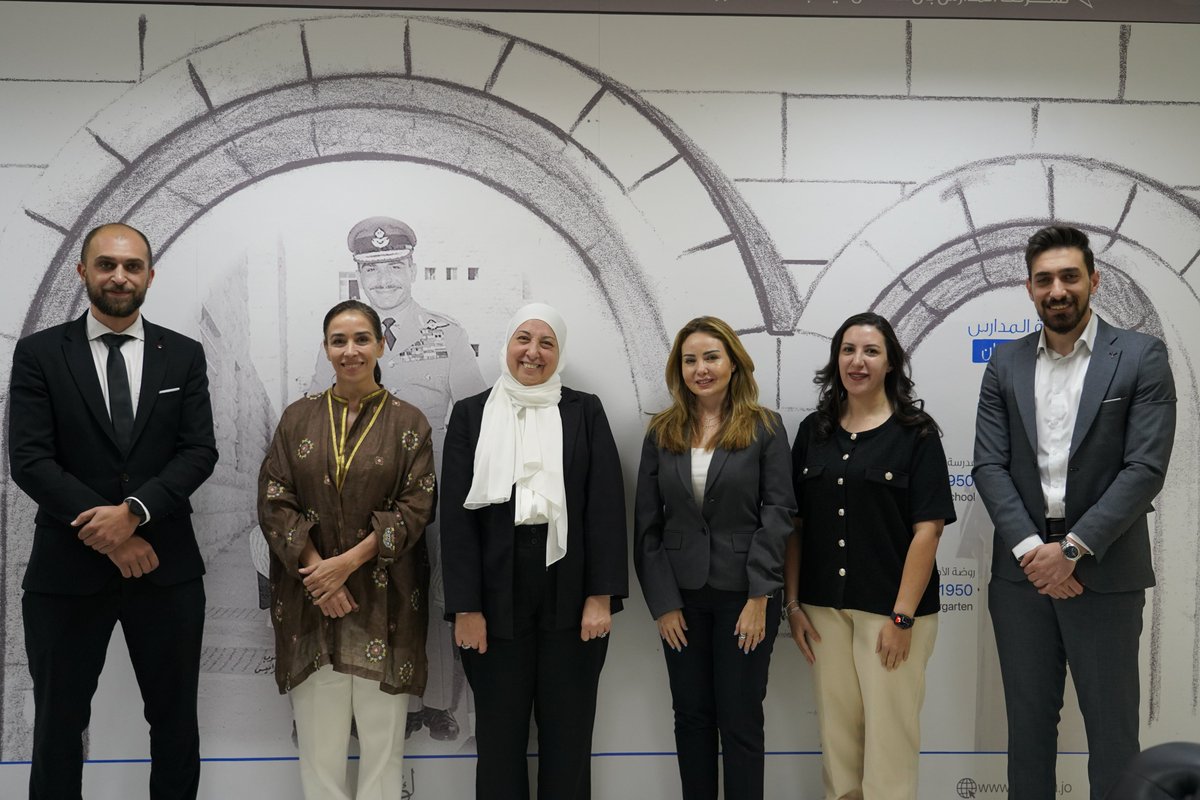 SOSJordan's tweet photo. كل خطوة سوا 💙

وقّعت جمعية قرى الأطفال  الأردنية والكلية العلمية الإسلامية اتفاقية تعاون استراتيجية شاملة، تنطلق عبرها شراكات ومبادرات رائدة لدعم الأطفال فاقدي السند الأسري، وبناء جيلٍ واعٍ ومسؤول.
من أبرزها نشاط "خطوات آمنة، الفعالية الرياضية التوعوية التي تزرع في نفوس الطلبة قيم العطاء والمسؤولية المجتمعية.
معًا... نخطو بثبات نحو غدٍ أفضل ✨

@iecschools 

#SOSJordan #IEC #SafeSteps #TogetherForChildren