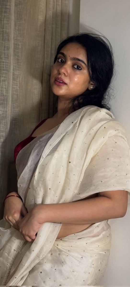 அதிகபட்ச ஆசையே 
கைகளை பிடித்தபடி புலம்பல்களை சகித்துக் 
கொண்டு கேட்கும்,

யாரோ ஒருவர் 
என் வாழ்வில் இருக்க வேண்டும் 
என்பது தான்.... ♥️❣️