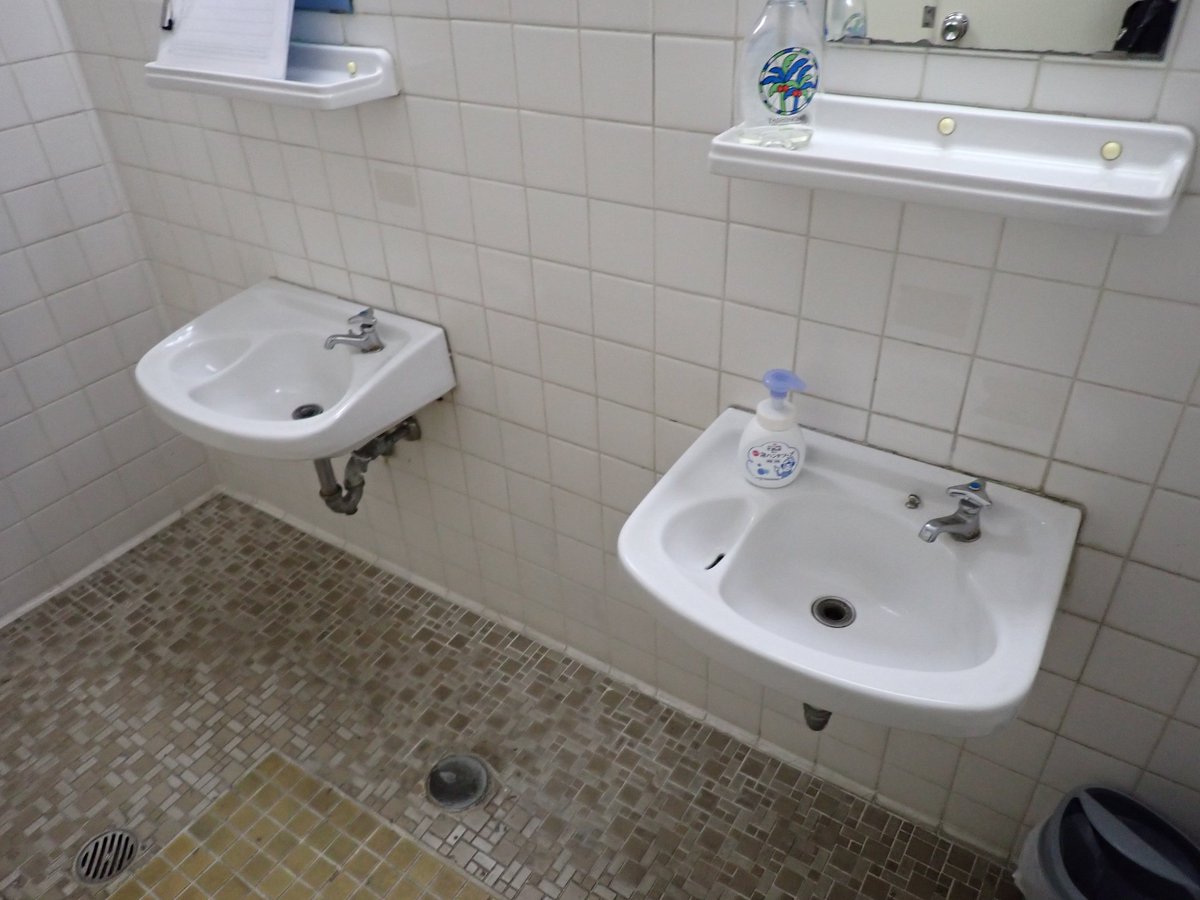同じ建物の未改修の箇所です。未改修の箇所は、男性用トイレは倉庫化