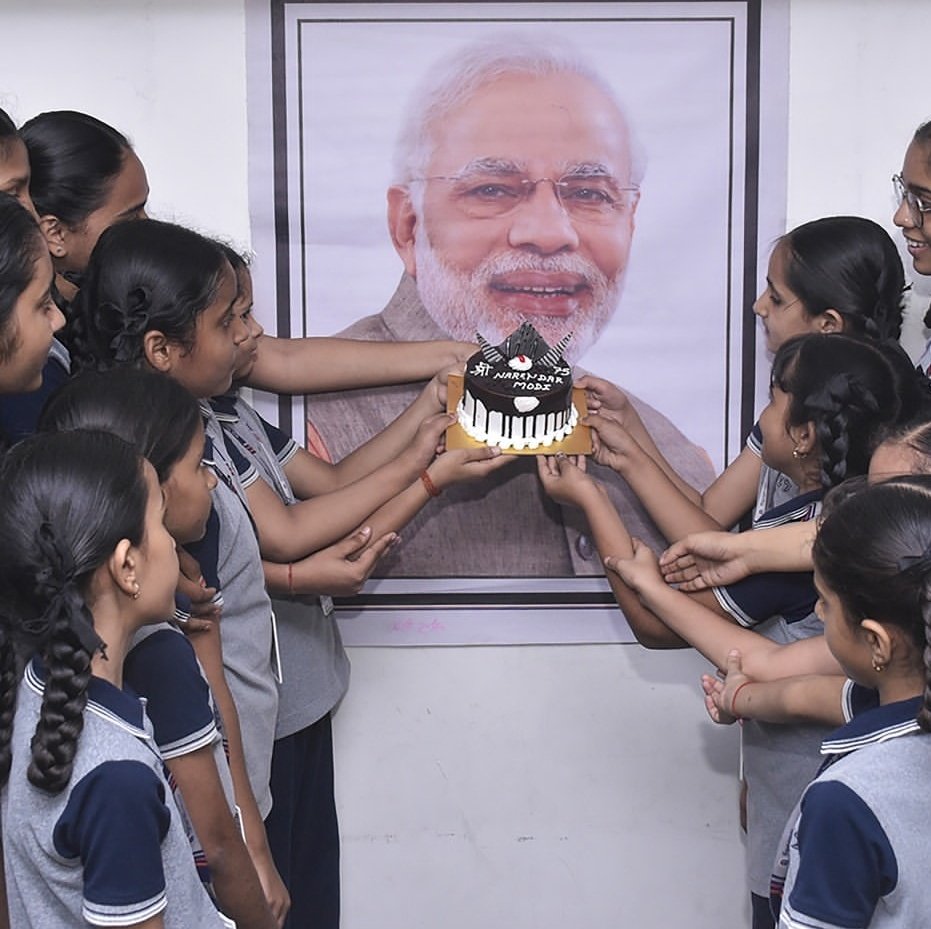 awakeshan's tweet photo. विश्व के सर्वाधिक लोकप्रिय नेता एवं गांव, गरीब, किसान व नौजवानों के हितैषी, देश के यशस्वी प्रधानमंत्री आदरणीय श्री @narendramodi जी को जन्मदिन की हार्दिक बधाई एवं शुभकामनाएं। https://t.co/iH16BCXqPW