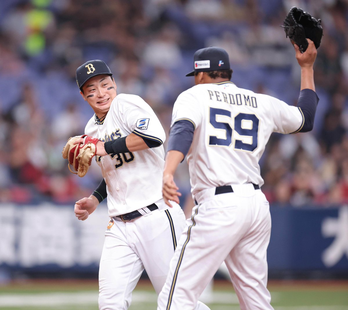hochi_orix's tweet photo. ８回２死
小川龍成選手の三ゴロでアウトにするも一塁への送球が甘かったためか #ペルドモ 選手から気合を入れられる #��岡大志 選手です⚾️
#Bs2025 #Orix_Buffaloes #おりほー

スポーツ報知の野球情報https://t.co/gyr6V8oOt7 https://t.co/BF4NRRegR9