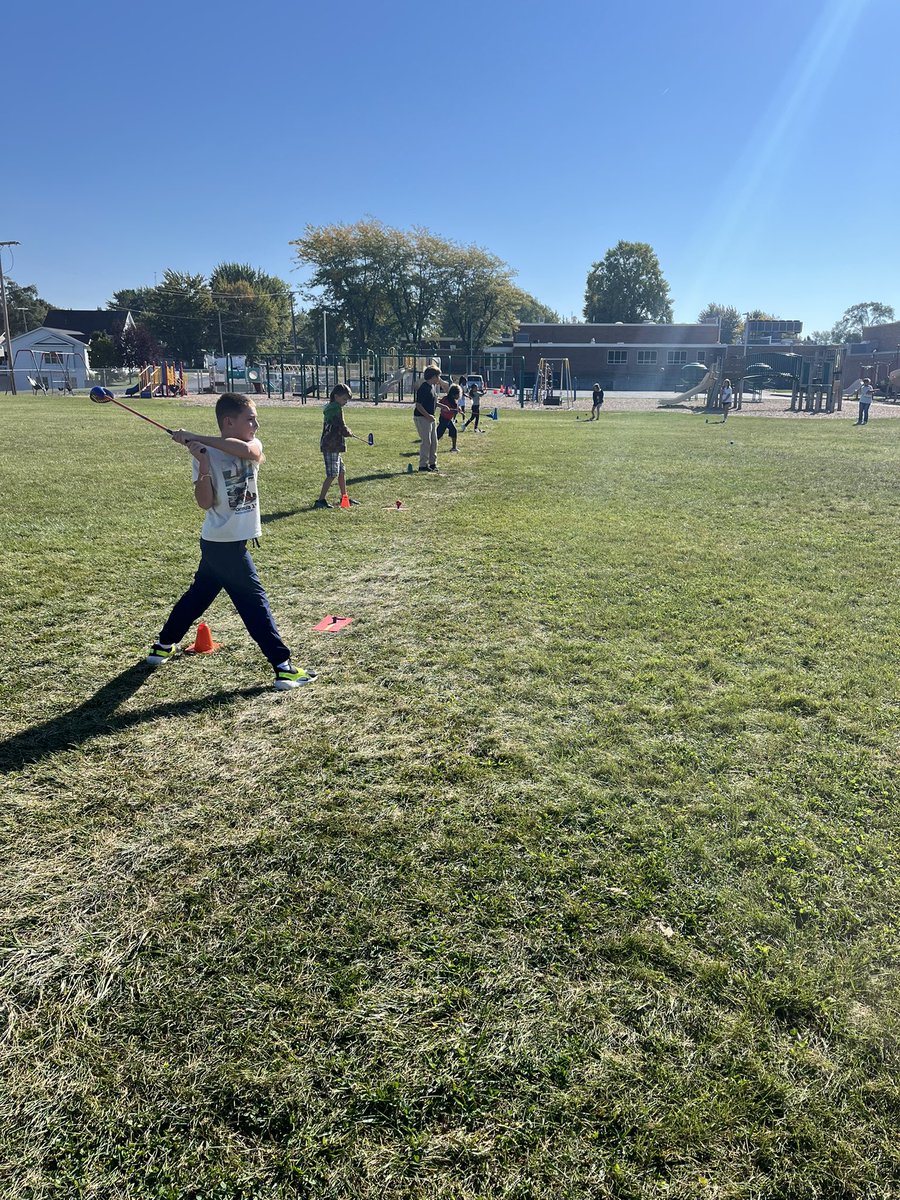 debblunk's tweet photo. Fore… be careful driving by school these next few days !! We are practing our golf swings  #snaggolf #washingtonstem https://t.co/TSoN2JRZvl