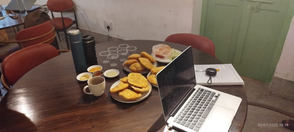 ranksonfire's tweet photo. We celebrate our success together 🎉
Great teamwork, greater results 🚀
Fueling ideas with coffee &amp; snacks ☕🥟

#ranksonfire #teamwork #success #celebration #growthmindset #growthjourney #growth https://t.co/c1nyP26XmJ