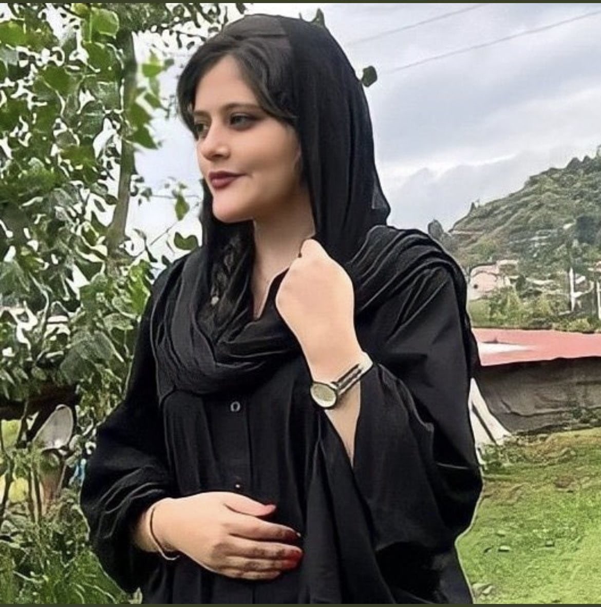 Avui fa 3 anys la kurda Jina Mahsa Amini va ser brutalment assassinada per la Policia de la Moralitat de la República Islàmica.
La seva mort va desencadenar la revolta feminista "Dona Vida Llibertat" també esclafada en sang pels islamistes.