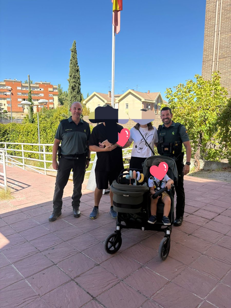 jucil_madrid's tweet photo. Dos #guardias civiles del Pto Ppal de Arganda del Rey ayudan a salvar la vida de un bebé de 9 días al asistir a sus padres evitando su atragantamiento y por ende un final trágico para la familia de la bebé. Enhorabuena compañeros💪
#equiparacionsalarialya
#GuardiaCivil https://t.co/BkZWf3a5s6