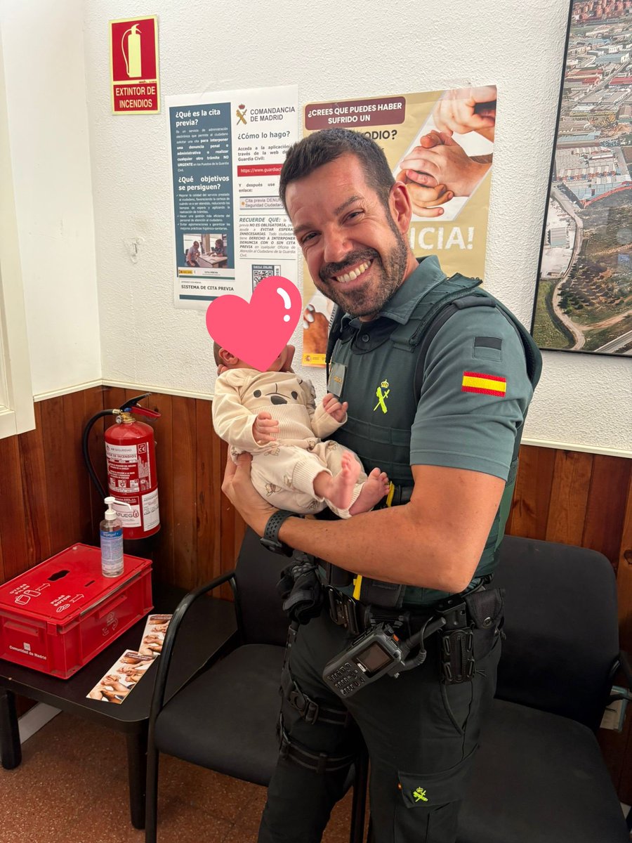 jucil_madrid's tweet photo. Dos #guardias civiles del Pto Ppal de Arganda del Rey ayudan a salvar la vida de un bebé de 9 días al asistir a sus padres evitando su atragantamiento y por ende un final trágico para la familia de la bebé. Enhorabuena compañeros💪
#equiparacionsalarialya
#GuardiaCivil https://t.co/BkZWf3a5s6