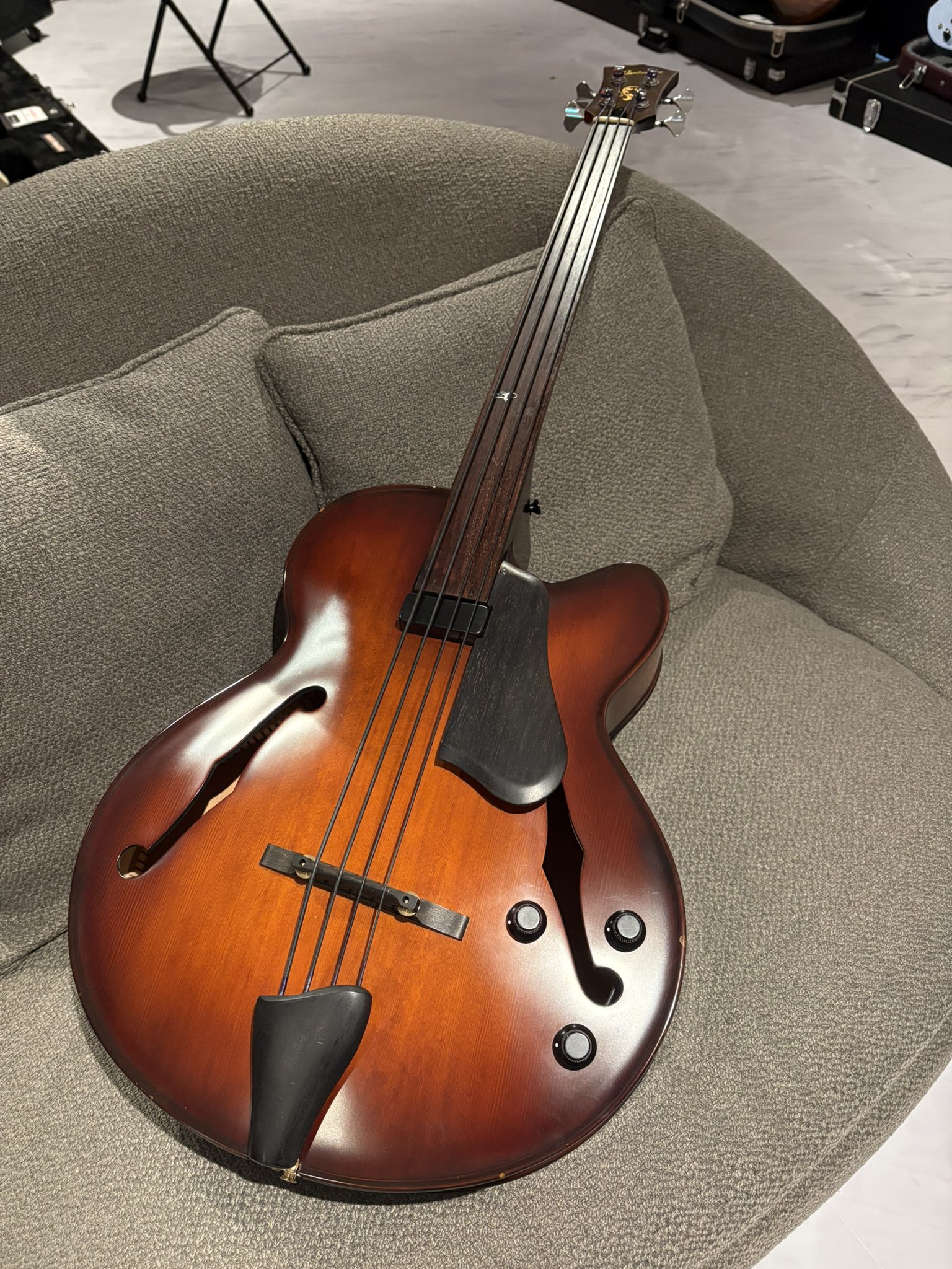 LANDSCAPE ARB-204/FL フレットレス アコースティック ベース