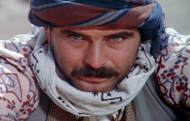 Yaşamaya dair...

Hayatımın en zor günüydü.

İnsan yüreğinden bir parçayı yolcularken büyük acılar çekiyor, babamı yolcularken de koca bir kahır gelip çökmüştü içime.

Ağlayamamıştım.

Sonra nasıl oluyorsa oluyor, zamansız yakalanıyorsun gözyaşlarına, ya gecenin köründe ya