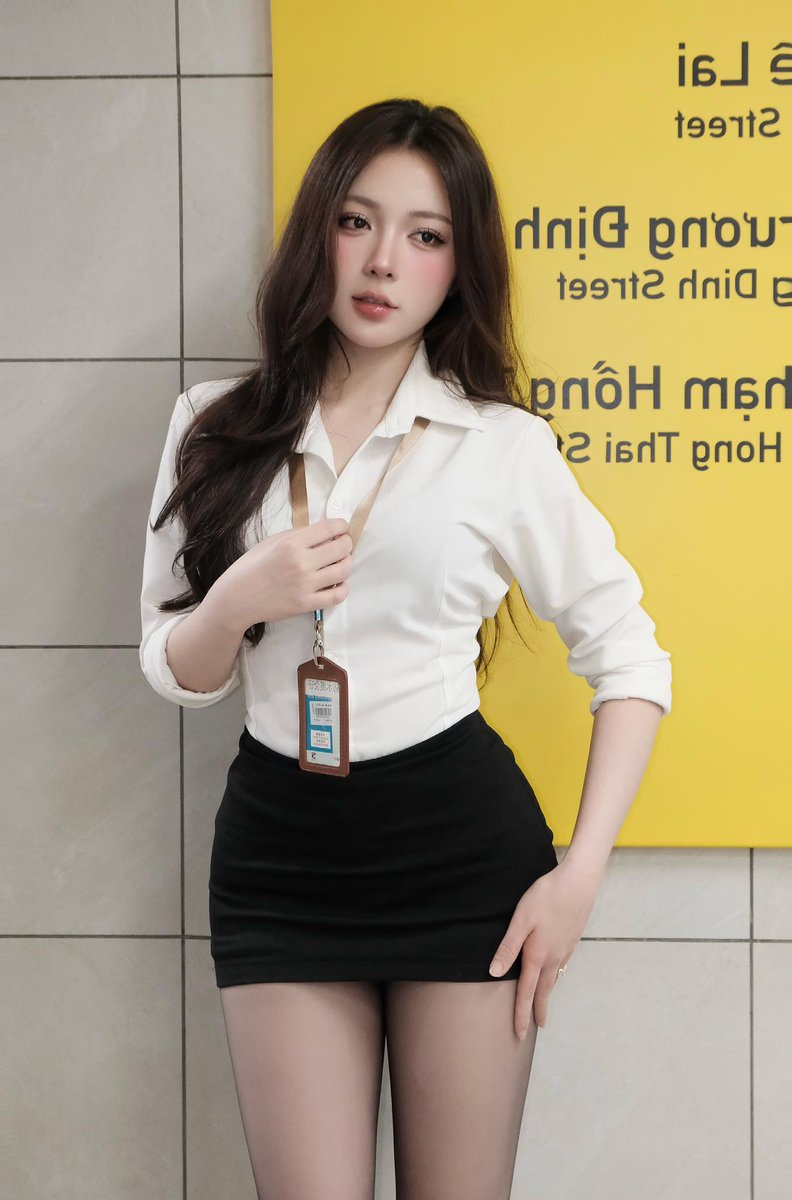 KiuMy37883's tweet photo. Cô nhân viên chăm chỉ 🥰🥰🥰 https://t.co/SSWhKzR2w1