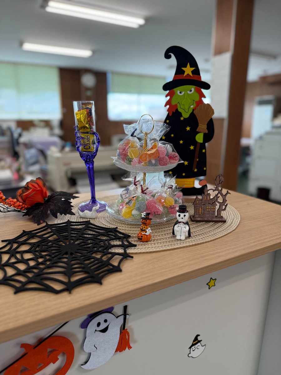 🎃 Trick or Treat? 🍬
ただいま 規格外キャンディ をプレゼント中！
形はちょっとユニークだけど、味は本物✨
10/31までぜひお立ち寄りください👻
#HappyHalloween #TrickOrTreat #規格外キャンディ